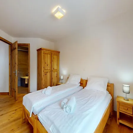 Apartment In In Out Location